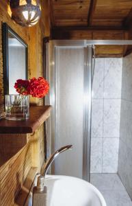 法拉尔雅Deep Ocean Camping-Adults Only的浴室配有水槽和红色花卉淋浴