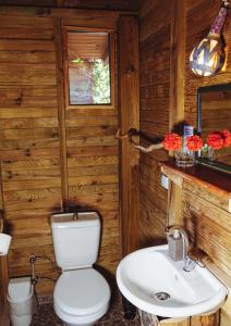 法拉尔雅Deep Ocean Camping-Adults Only的一间带卫生间和水槽的浴室