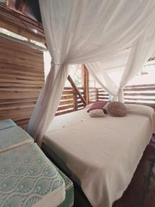 帕洛米诺La Casa en el Aire的一间卧室设有两张床和天篷