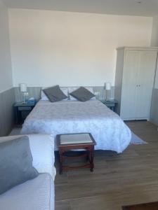 圣玛丽亚港波多黎各雪利公寓式酒店的一间卧室配有一张大床和一张沙发
