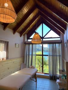 拉安戈斯图拉镇巴伊亚曼萨诺度假村的一间卧室设有一张床和一个大窗户
