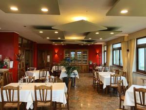CessoleMadonna della Neve的餐厅配有桌椅和白色的桌布