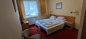 斯托尼拉斯奇Wpadnij do Zosi - ex Pensjonat Emilia的酒店客房设有两张床和窗户。
