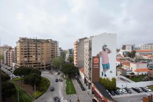 马托西纽什Porto Metro-At-Home Apartment的建筑一侧的男人壁画
