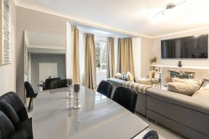 伦敦Exceptional 5 stars flat in lovely location的客厅配有沙发和桌子