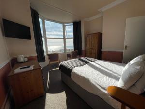 巴茅思The Sandbanks的酒店客房设有一张床和一个大窗户