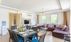 奥尔塔贾Villa Günsu的客厅配有紫色沙发和桌子