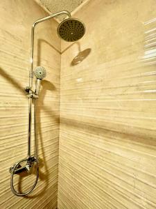 马德里Hostel Best Stay的浴室内配有淋浴和头顶淋浴