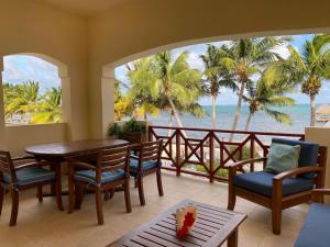 圣佩德罗Miramar Villas Resort的海景用餐室