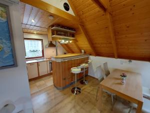 WettinFerienwohnung zur Saaleaue的厨房设有桌子和木制天花板