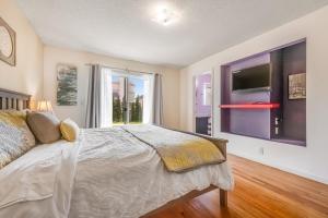 圣克鲁兹Westside Beauty的一间卧室设有一张床和一个大窗户