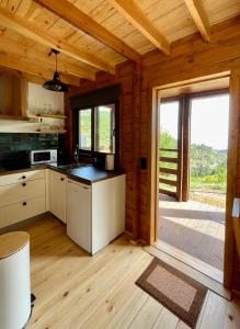 丰沙尔Mountain Eco Shelter 5的小木屋内的厨房,设有大窗户