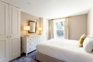 伦敦Idyllic Islington Flat的白色的卧室设有床和窗户