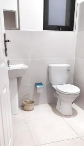 利文斯顿Savanna Tree Apartments - self catering town center的白色的浴室设有卫生间和水槽。