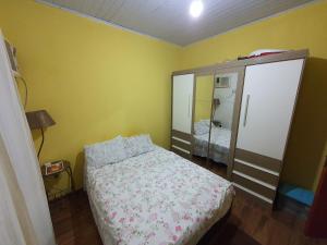 卡波布里奥Casa de praia completa em Cabo Frio - Melhor Custo x Benefício的一间带床和橱柜的小卧室