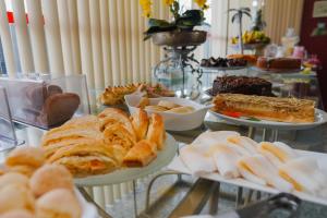 圣路易斯Costa Atlantico Hotel的餐桌,包括几盘糕点和其他甜点
