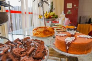 圣路易斯Costa Atlantico Hotel的一张桌子,上面放着各种蛋糕和糕点