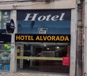 巴乌鲁ALVORADA PALACE HOTEL的商店前方的阿尔伯克基标志