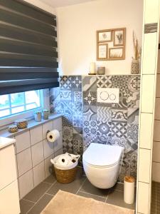 PommernFerienhaus Goldstück wohnen im Weinberg的一间位于客房内的白色卫生间的浴室