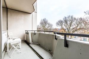 科隆Work and Stay Koeln Ostheim的白色椅子坐在观景阳台