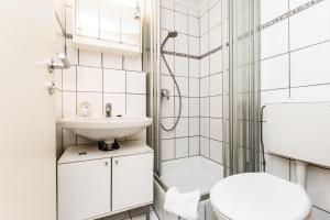 科隆Work and Stay Koeln Ostheim的白色的浴室设有卫生间和水槽。