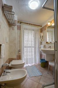 奥斯塔塞齐恩酒店的浴室设有2个卫生间和水槽