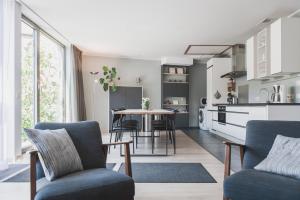 迪克斯梅德Het Oplaadpunt bed, bike, hike, 4-8 p的厨房以及带桌椅的起居室。