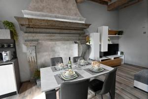 阿夸彭登泰L'Antico Camino - Alloggio Turistico的一间带桌椅的用餐室和一间厨房