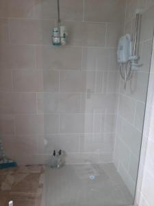 莱特肯尼Radharc an tSléibhe - Mountain View - Eircode F92R2R8的浴室设有白色瓷砖淋浴。
