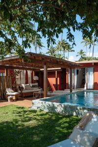 莫罗圣保罗维拉德斯欧瑞克塞斯精品酒店的一个带游泳池和房子的后院