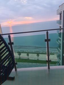 巴统The Fresh Wave hotel的大楼的阳台享有海景。