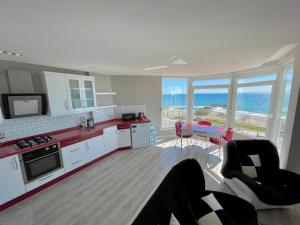 阿拉尼亚SA Apartments! Sea View 2bd Flat的和铺在地板上的人的厨房