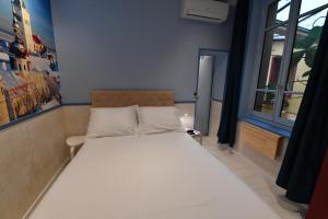 卡斯特尔欧洲酒店的卧室配有一张大白色床和窗户
