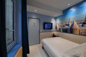 卡斯特尔欧洲酒店的一间卧室配有一张壁画床
