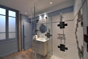 卡斯特尔欧洲酒店的带淋浴、水槽和镜子的浴室