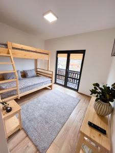 SubcetateCazare la Mitică的一间卧室配有双层床和地毯。