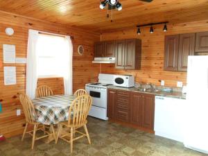 卡文迪西Mayfield Country Cottages的厨房配有桌子和白色炉灶烤箱。
