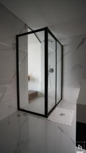 阿纳迪亚Quinta das Donas的一间玻璃淋浴间,带毛巾