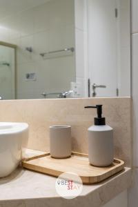 里约热内卢Apart Hotel no coração do Leblon, com limpeza diária incluída的一间带水槽和柜台肥皂分配器的浴室