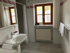 比绍夫斯维森Watzmannkar的白色的浴室设有水槽和镜子