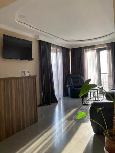 卡兹贝吉Hotel Gold Kazbegi的客厅设有壁挂式平面电视。
