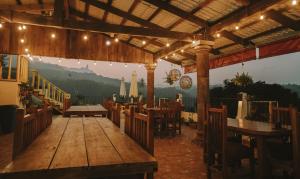 希利特拉Hotel Posada San Agustin的餐厅设有木桌和椅子及灯