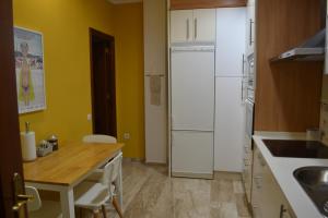 加的斯Apartamento Posidonia Free Parking的厨房配有桌子和白色冰箱。