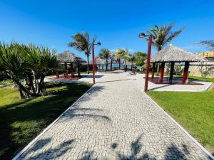 São Gonçalo do AmaranteTaíba Beach Resort por Be My Guest!的公园里种有树木和棕榈树的走道