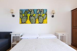 陶尔米纳Tauromenion Guest House的一间卧室配有一张壁画床