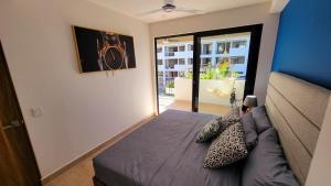 新巴利亚塔IYARI 2 bdr Apartment的一间卧室配有一张床、一张沙发和一个窗口