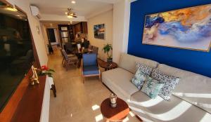 新巴利亚塔IYARI 2 bdr Apartment的带沙发和蓝色墙壁的客厅