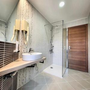 萨拉热窝Hotel City View Deluxe的一间带水槽和淋浴的浴室