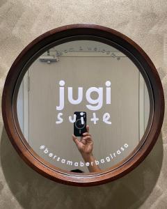 雪邦jugi suite @ Horizon Sepang KLIA的手持手机的镜子