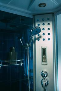 贝尔格莱德Smart hostel的带淋浴喷头的浴室